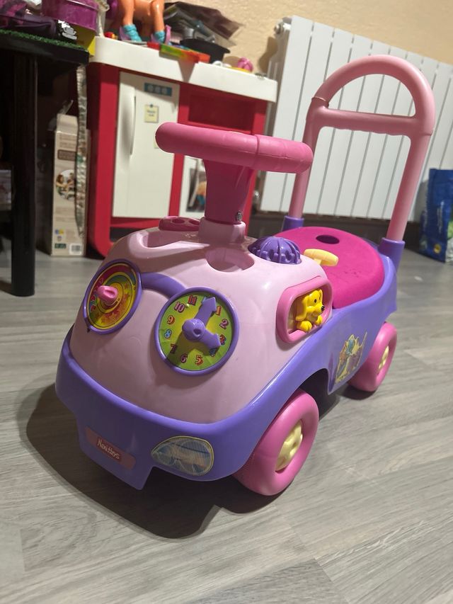 Coche corre pasillos