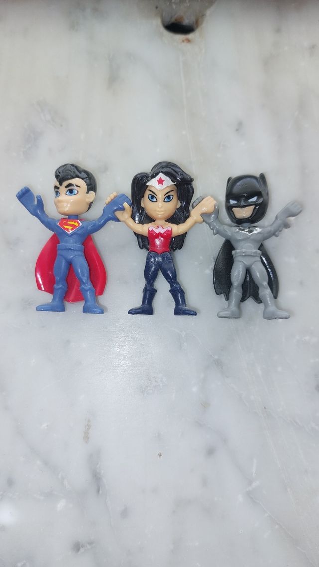 Tre action figure marvel dc