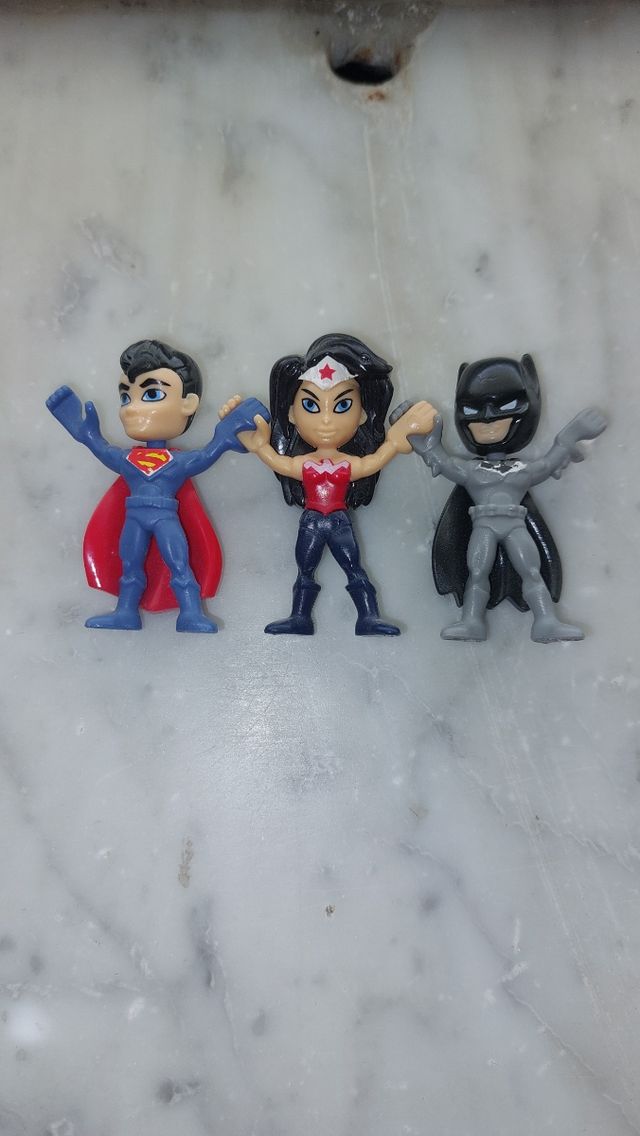 Tre action figure marvel dc