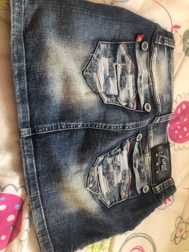 Falda corta colombiaba marca  Fiara