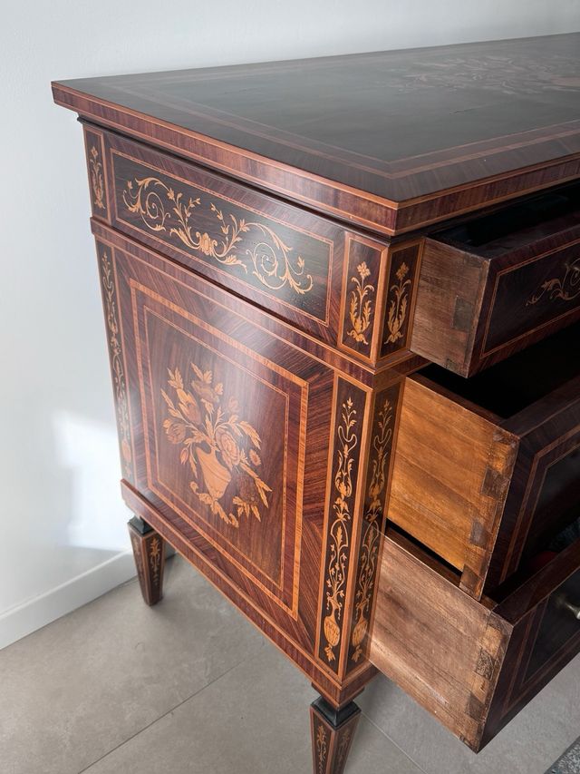 Mobile finemente intarsiato (made in italy)