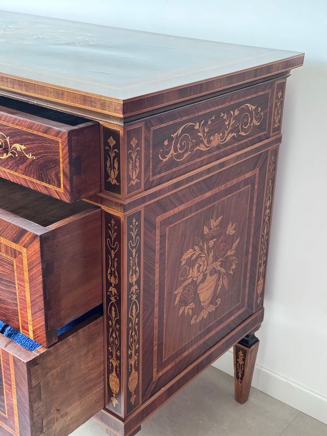 Mobile finemente intarsiato (made in italy)