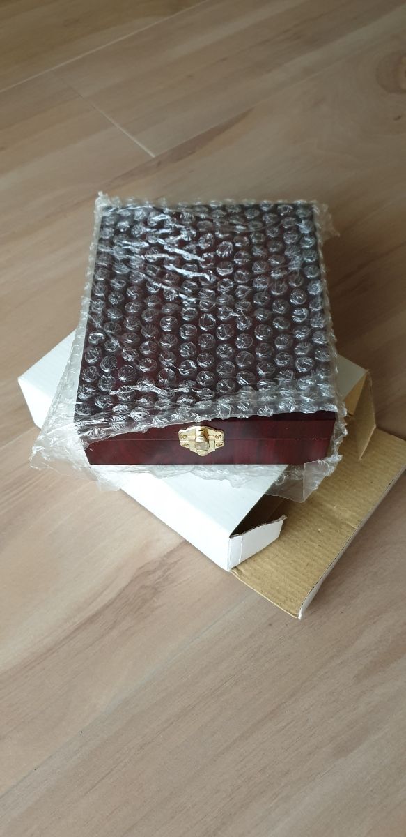 Estuche de madera con accesorios para vino