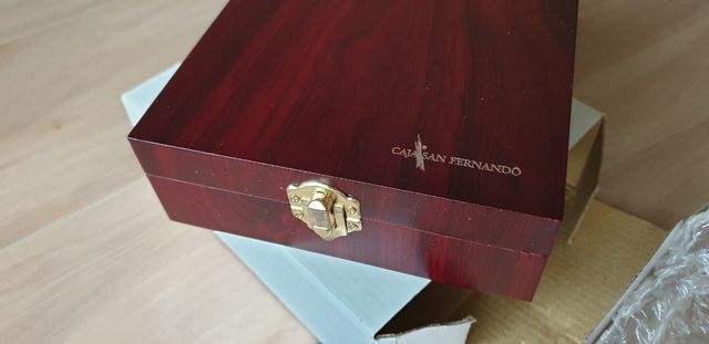 Estuche de madera con accesorios para vino