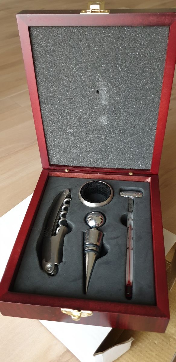 Estuche de madera con accesorios para vino