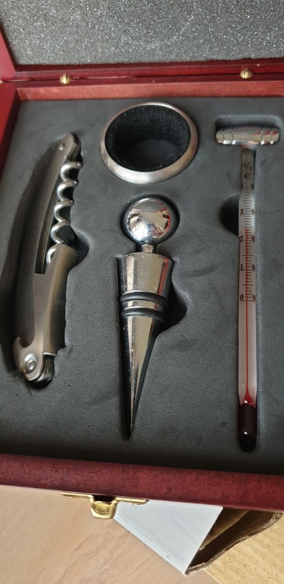 Estuche de madera con accesorios para vino