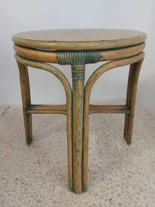 Taburete de mimbre verde