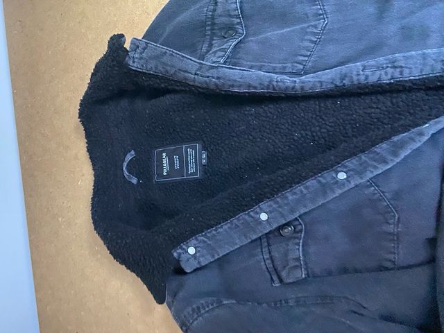 abrigo negro pull&bear