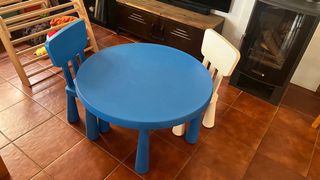 Mesa infantil y 4 sillas Ikea