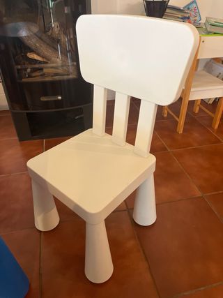 Mesa infantil y 4 sillas Ikea