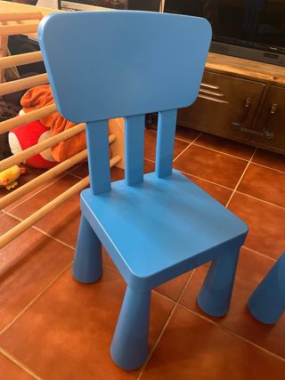 Mesa infantil y 4 sillas Ikea