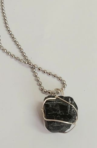 Collar con colgante trozo de turmalina