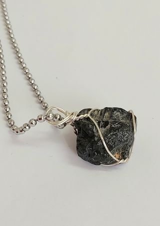 Collar con colgante trozo de turmalina