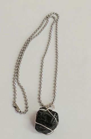 Collar con colgante trozo de turmalina