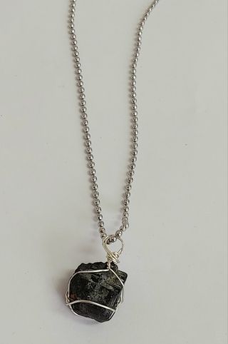 Collar con colgante trozo de turmalina
