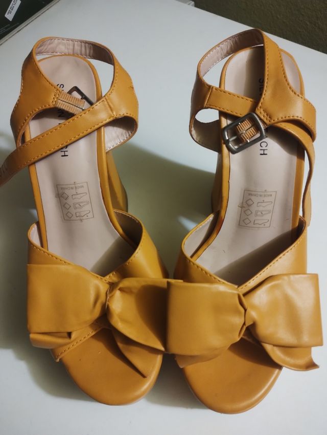 Sandalo n.38 giallo tacco 14 cm. Silvian Heach