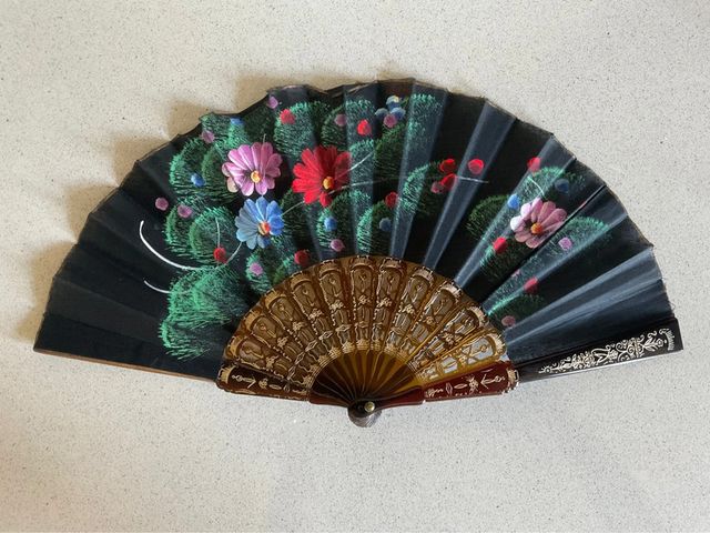 Ventaglio nero con fantasia floreale