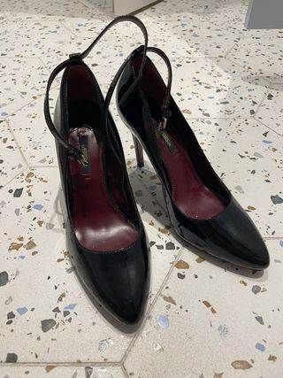 Zapatos charol de tacón Uterqüe