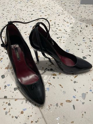 Zapatos charol de tacón Uterqüe