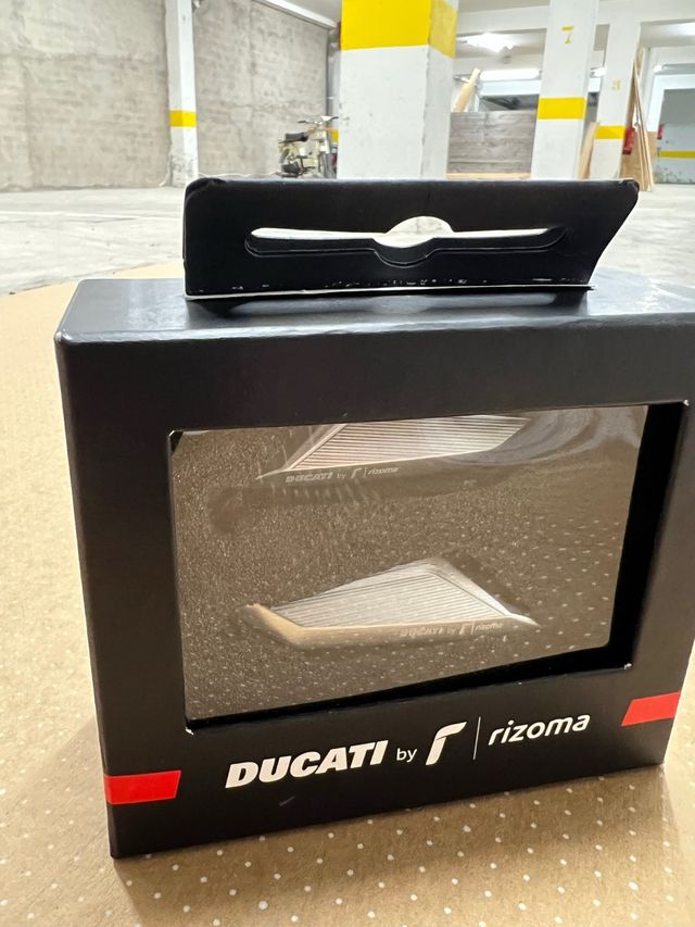 Tapas orificios espejos Ducati nuevos Rizoma