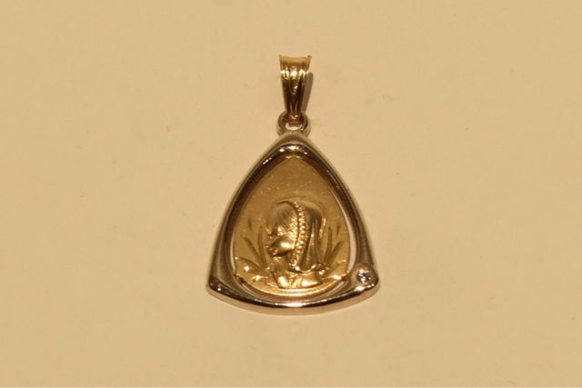 COLGANTE VIRGEN NIÑA DE ORO 18K/3.1Gr