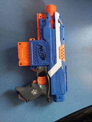Pistola Nerf, antigüa, con dardos