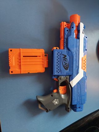 Pistola Nerf, antigüa, con dardos