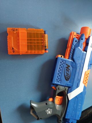 Pistola Nerf, antigüa, con dardos