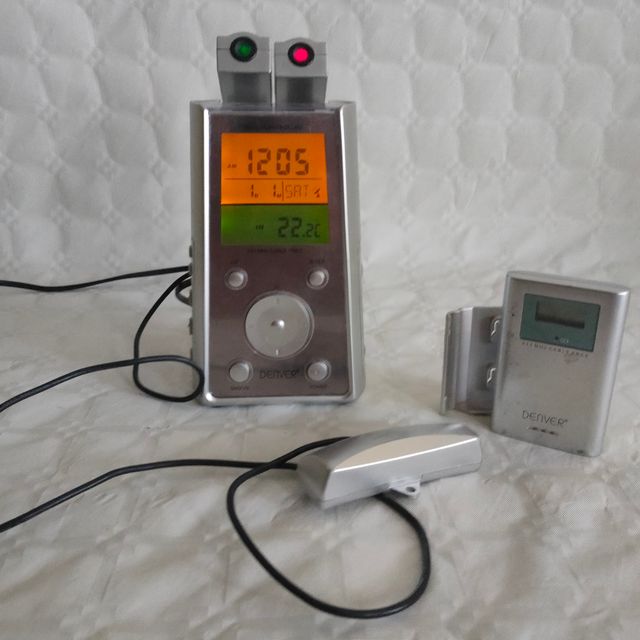 RadioDespertador con temperatura y proye