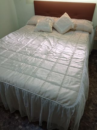 Colcha de raso y tul con cojines