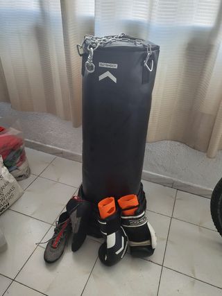 Saco de boxeo con botas y guantes