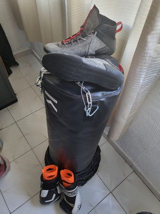 Saco de boxeo con botas y guantes