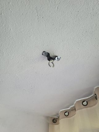 Saco de boxeo con botas y guantes