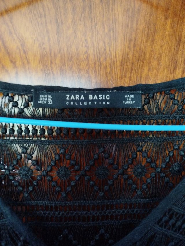 Vestido negro largo midi con hombros de