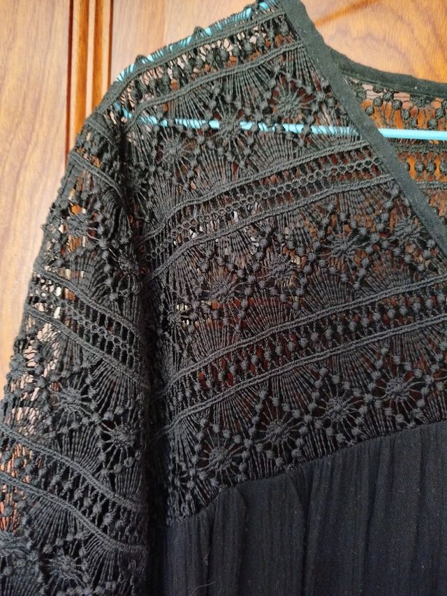 Vestido negro largo midi con hombros de