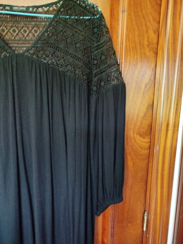 Vestido negro largo midi con hombros de