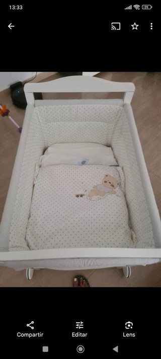 Se vende mini cuna blanca de madera