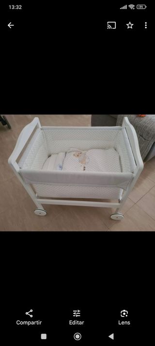 Se vende mini cuna blanca de madera