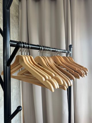 Lote de Perchas de Madera