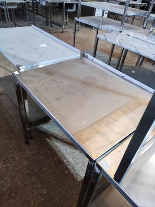 MESA DE ACERO INOX APOYO 0,88 M