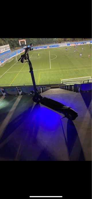 patin smtargyro + casco negro con luces