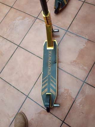 Patinete .Soporta el peso de adulto .Costo 100 er.