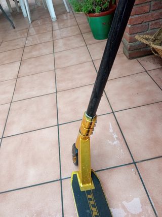 Patinete .Soporta el peso de adulto .Costo 100 er.