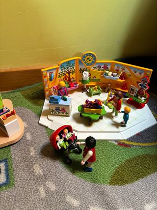 Lote tienda , guarderia y parque playmobil .