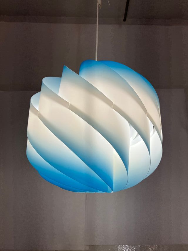 Lampadario design globo azzurro/bianco