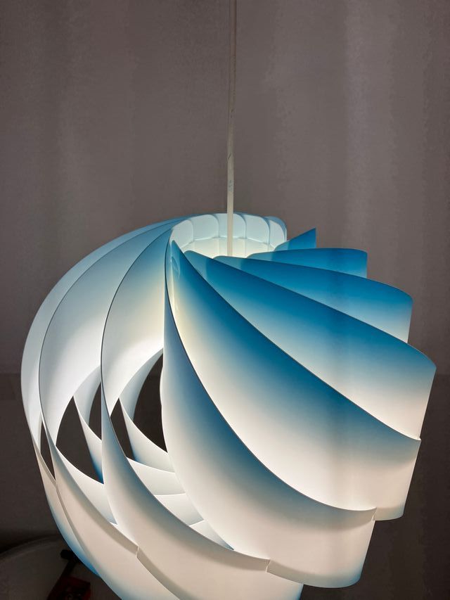 Lampadario design globo azzurro/bianco