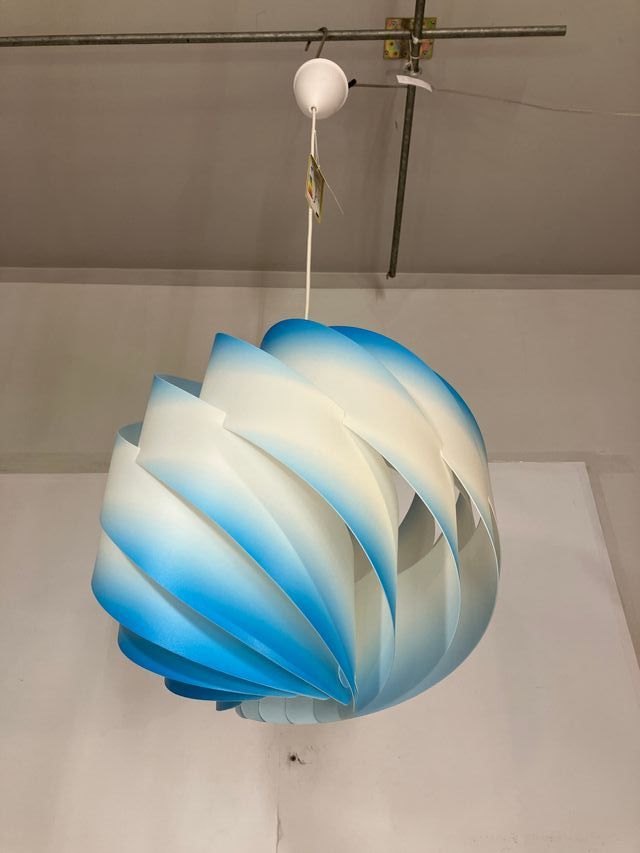 Lampadario design globo azzurro/bianco