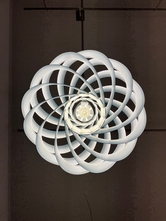 Lampadario design globo azzurro/bianco