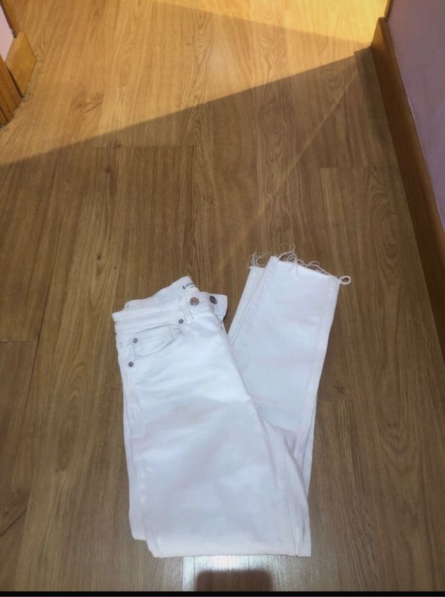 Pantalon vaquero blanco Stradivarius T M