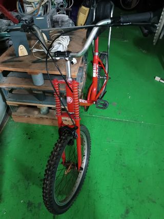Bicicleta antigua restaurada 